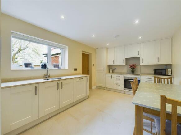 KITCHEN/DINING ROOM
