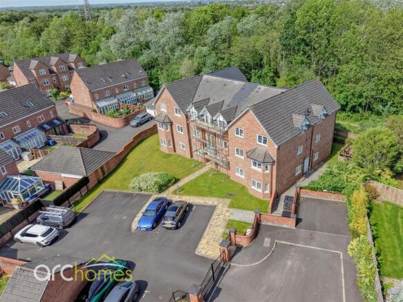 2-bed flat on Colliers Grove, Atherton, M46, £140,000