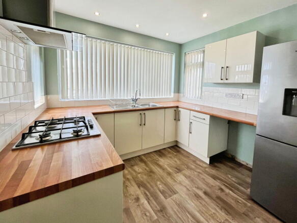 2 bed Semi-Detached Bungalow to rent Image 5
