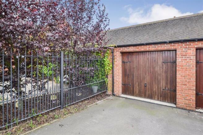 SINGLE GARAGE