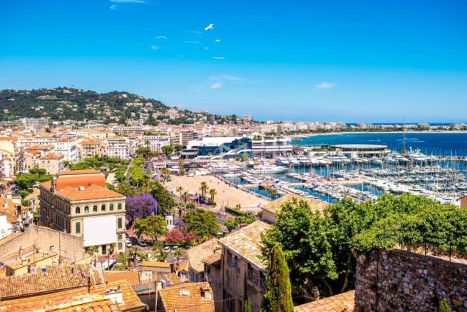 Top cityscape view on french riviera with yachts i