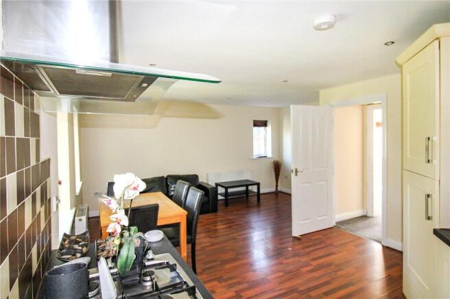 3 bed Apartment for sale Image 5