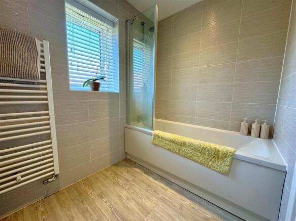 bathroom 3.jpg