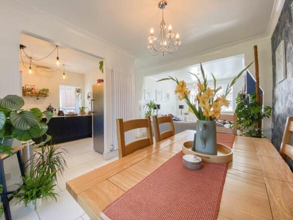 LIVING ROOM/DINER