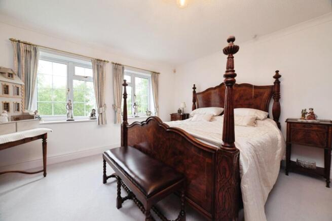 4 bed Detached for sale Image 9