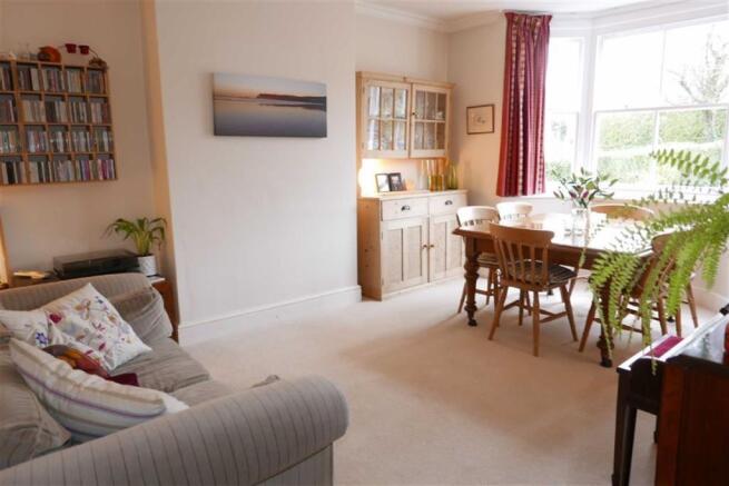 LIVING ROOM/DINING R