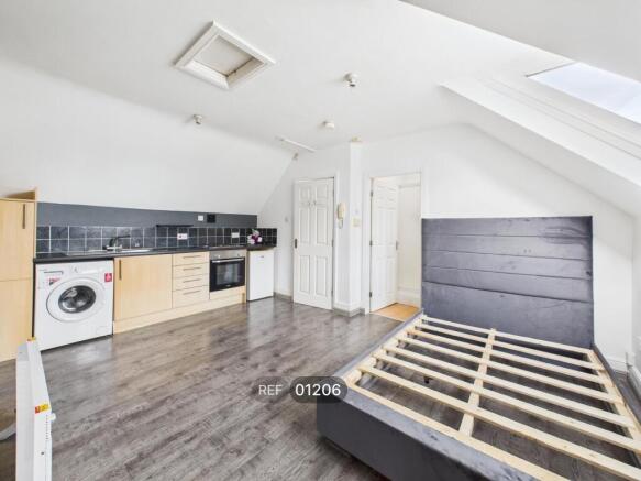 Studio to rent Image 7