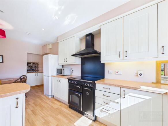 Kitchen & Dining Area