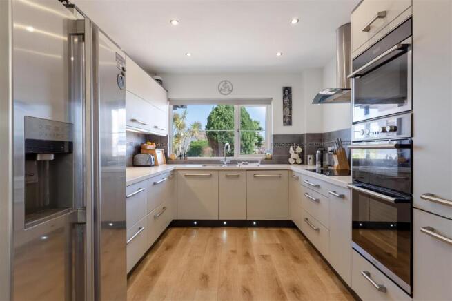 Kitchen 1.jpg