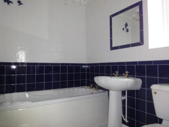 FAMILY BATHROOM