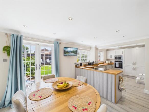 4 bed Detached for sale Image 3