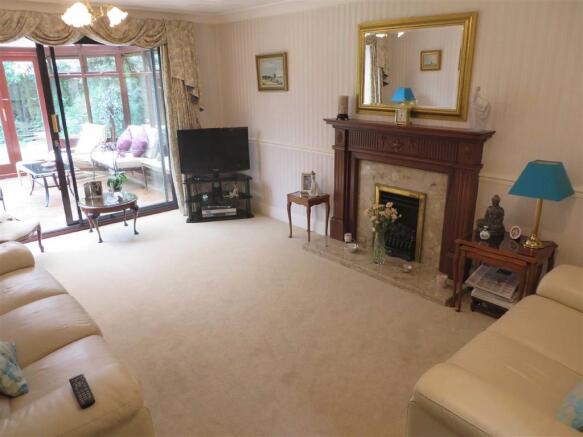 LOUNGE (REAR)