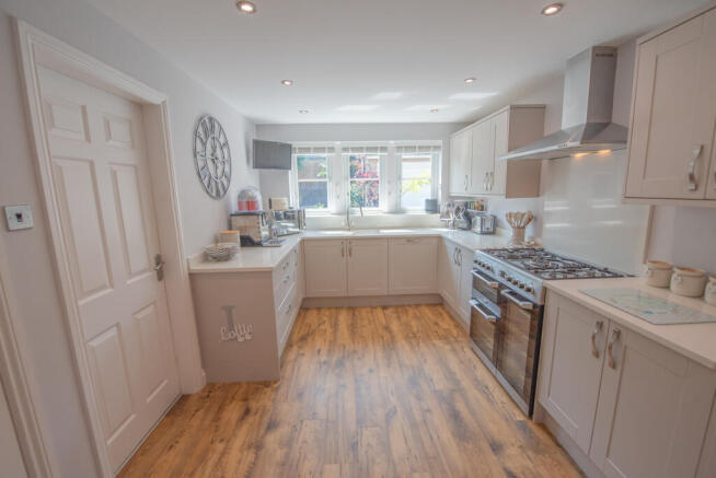 4 bed Detached for sale Image 4