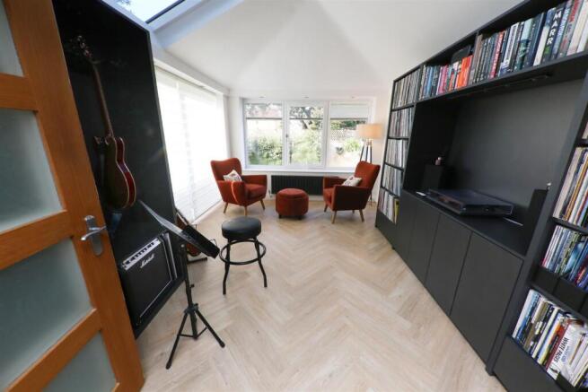 GARDEN/STUDIO ROOM