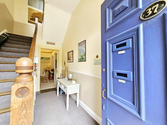 3 bed Flat for sale Image 2