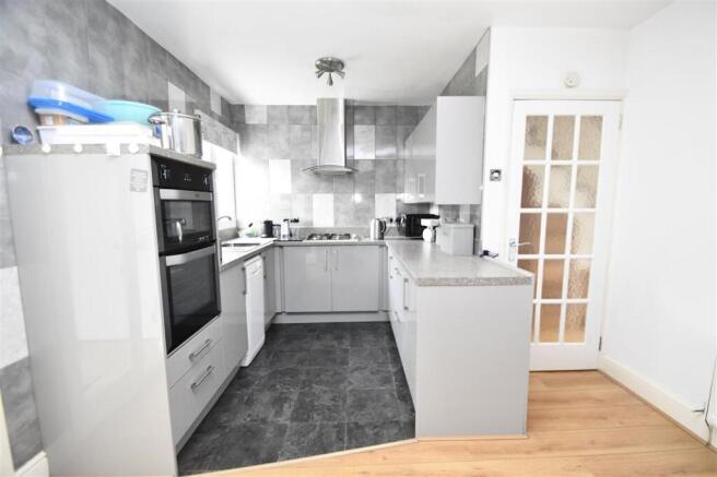 KITCHEN/DINING ROOM