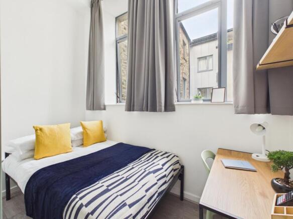 Bright, well-presented double bedroom with a co...