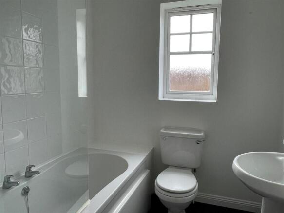 17 Meadow Close - Bathroom.jpg