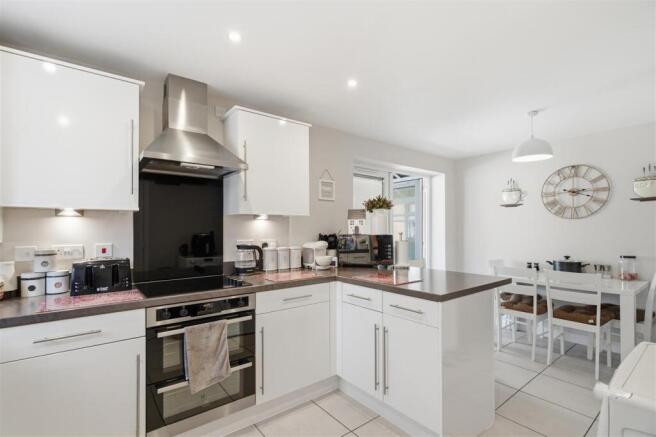 4 bed Detached for sale Image 7