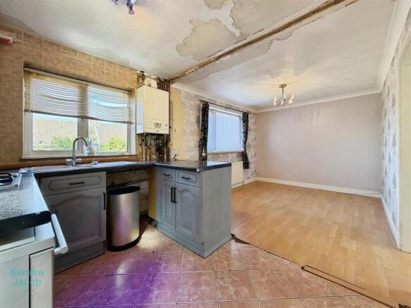 3 bed Semi-Detached for sale Image 6