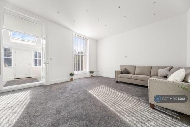 2 bed Flat to rent Image 4
