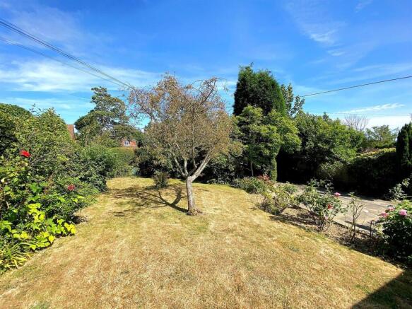 35 The Highlands - Front garden to use.jpg