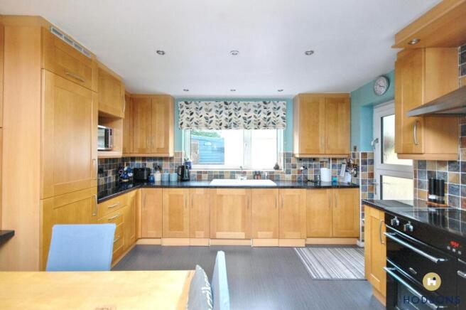 5 bed Detached for sale Image 4