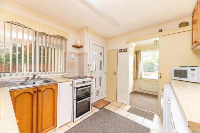 2 bed Semi-Detached Bungalow for sale Image 8