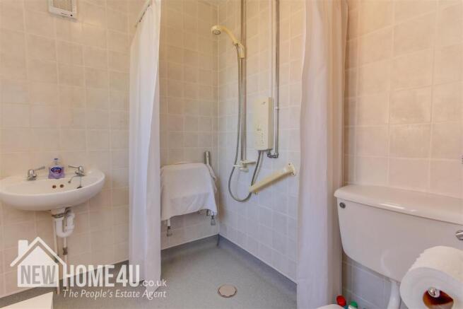 FAMILY BATHROOM: