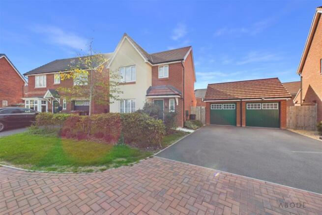 3-bed detached on Whitwell Drive, Drakelow, Burton-On-Trent, £280,000