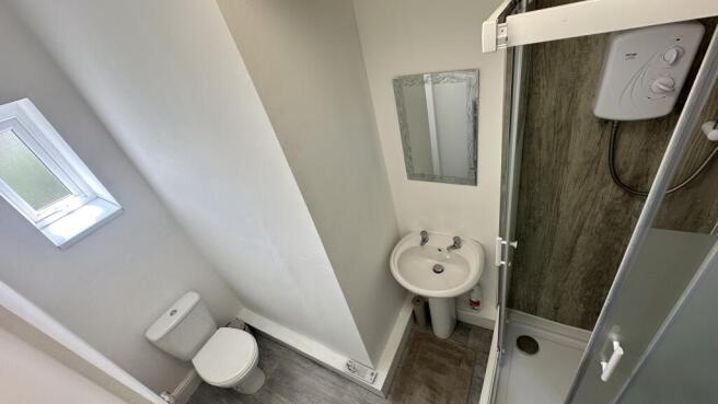 4 bed Semi-Detached to rent Image 6