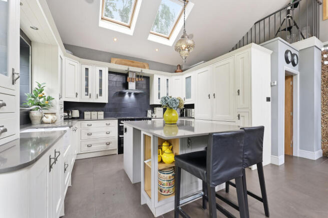 4 bed Semi-Detached Bungalow for sale Image 7