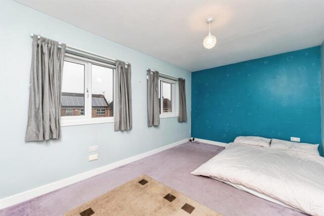 5 bed Detached for sale Image 7