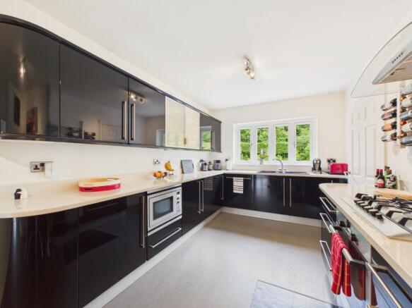 4 bed Detached for sale Image 5