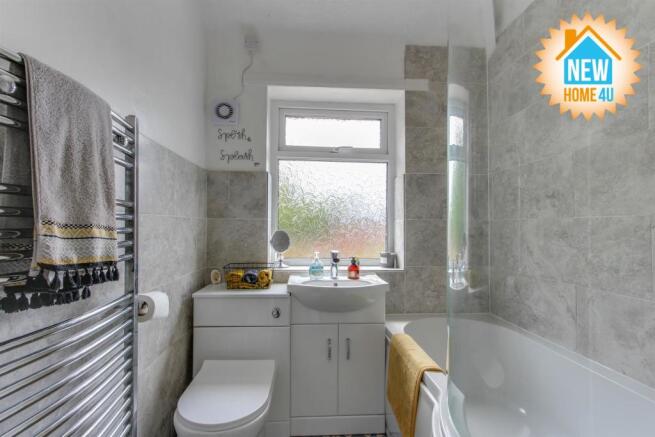 FAMILY BATHROOM: