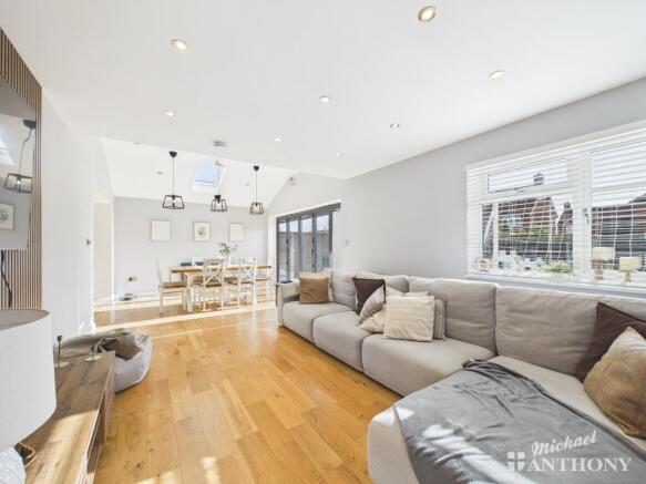 CAM02773G0-PR0404-STILL033