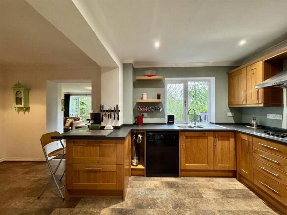 4 bed Detached for sale Image 8