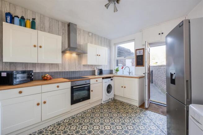 Outgang Road 25 Kitchen-1.jpg