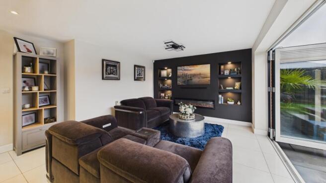 CAM02351G0-PR0093-STILL028 (1)