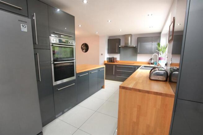 BEAUTIFUL L SHAPED OPEN PLAN LIVING/ DINING/ KITCH