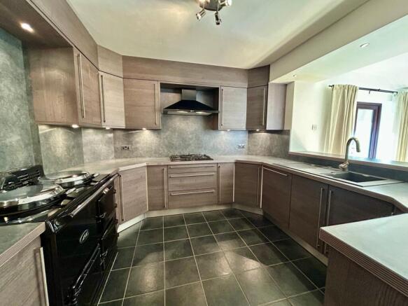 5 bed Detached for sale Image 12
