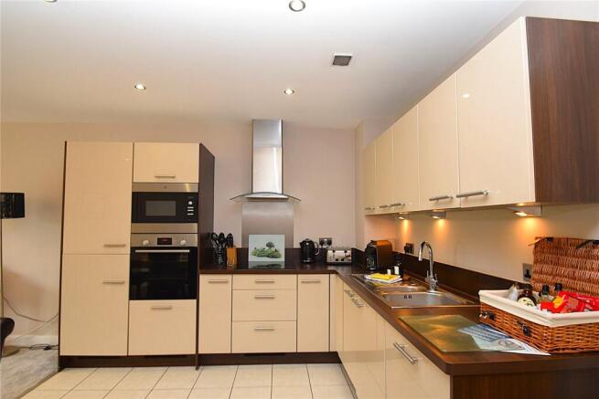 3 bed Apartment for sale Image 6