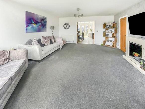 5 bed Detached for sale Image 9