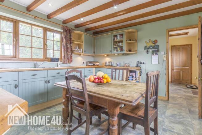 KITCHEN/BREAKFAST ROOM: