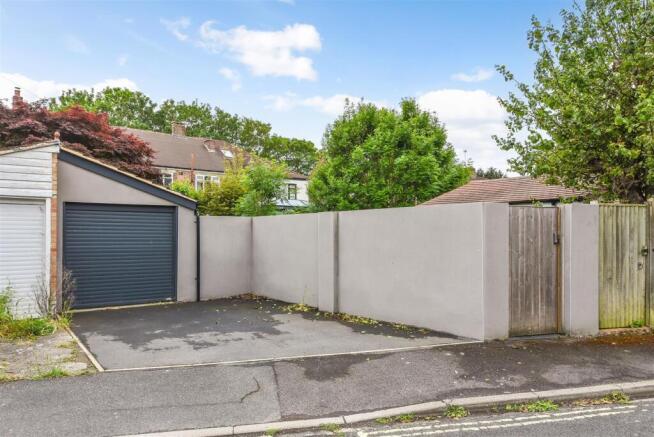 Garage & Driveway.jpg