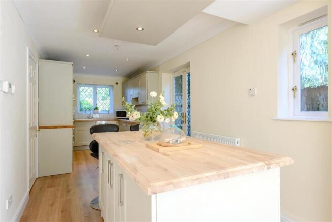 8384812-interior03.jpg