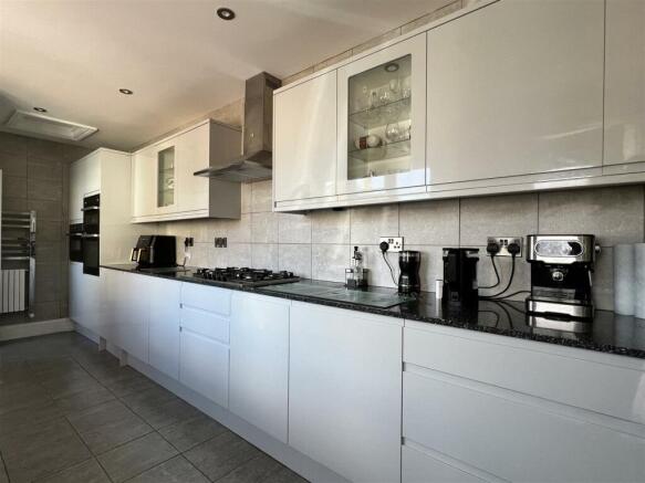 5 bed Semi-Detached for sale Image 7
