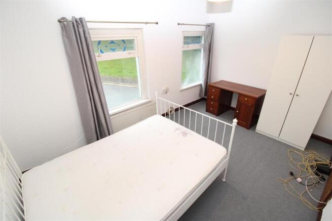 Bright double bedroom with desk and wardrobe...