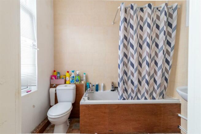 4 bed House to rent Image 7
