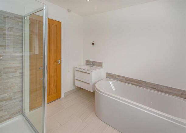 23 Farm Road-bath2.jpg